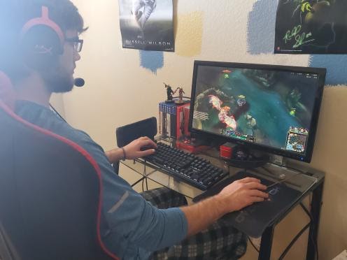 Senior Elijah Fincher engages in online combat in multiplayer game Valorant. Fincher believes video games offer an avenue for recollection amid the problems of the outside world.