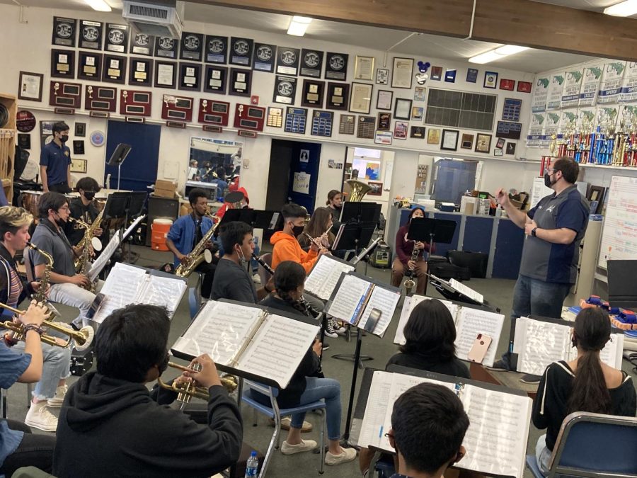 Club Blue practices in the band room after school on March 15. Band Direc-
tor Mark McCann conducts the students as they rehearse one of their songs.
