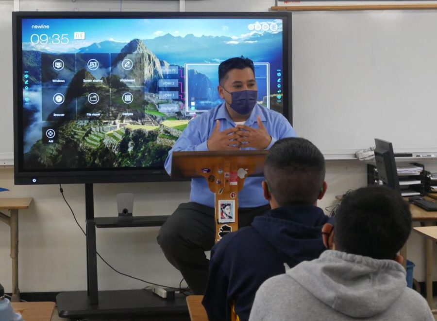 On April 5, Bonita Vista Highs (BVH) Principal Roman Del Rosario, Ed.D. and and IB Coordinator Jared Phelps talk to Jose Vallejos second period IB History of the America class about the IB program. They discussed the possibility of offering the white cap and gown to other deserving students. 