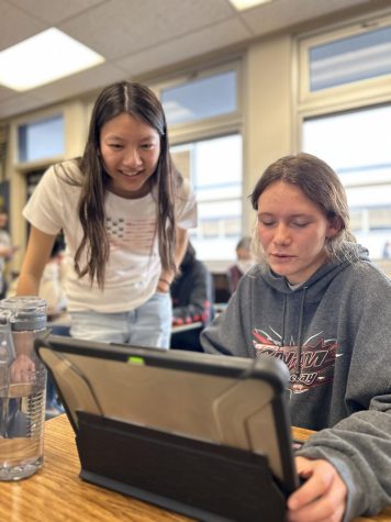 Senior, Vivian Nguyen helps sophomore Amelia Roy with her speech for an upcoming tournament for speech and debate. Besides being secretary for speech and debate Nguyen is the vice president of hookes club, and involved in AP/IB courses.