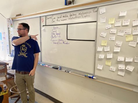 On Feb. 9, Meisner points at the board as he explains the journal prompt of the day to his students. For this days prompt it was Can social media destroy or improve relationships? Explain. Meisner gets inspiration from students journal prompts from the sticky notes on the right side of the board to be inclusive of what students may find interest in writing about.