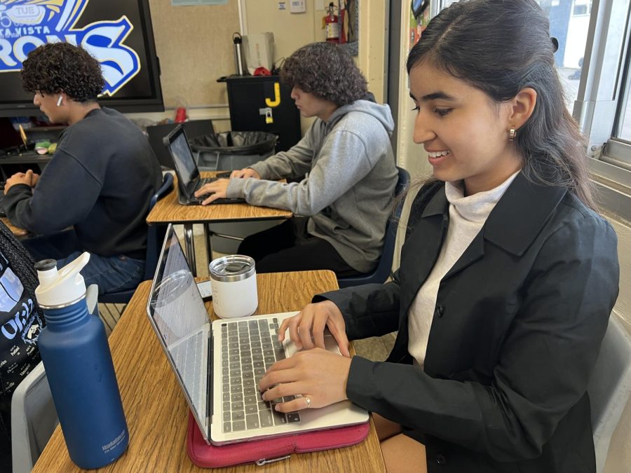 Senior Giselle Geering sits in her zero period Speech, Communication, and Theater class. Geering is committed to Yale University and had recently come back from visiting the campus for Bulldog Days, an admitted students event from April 24 to 26.